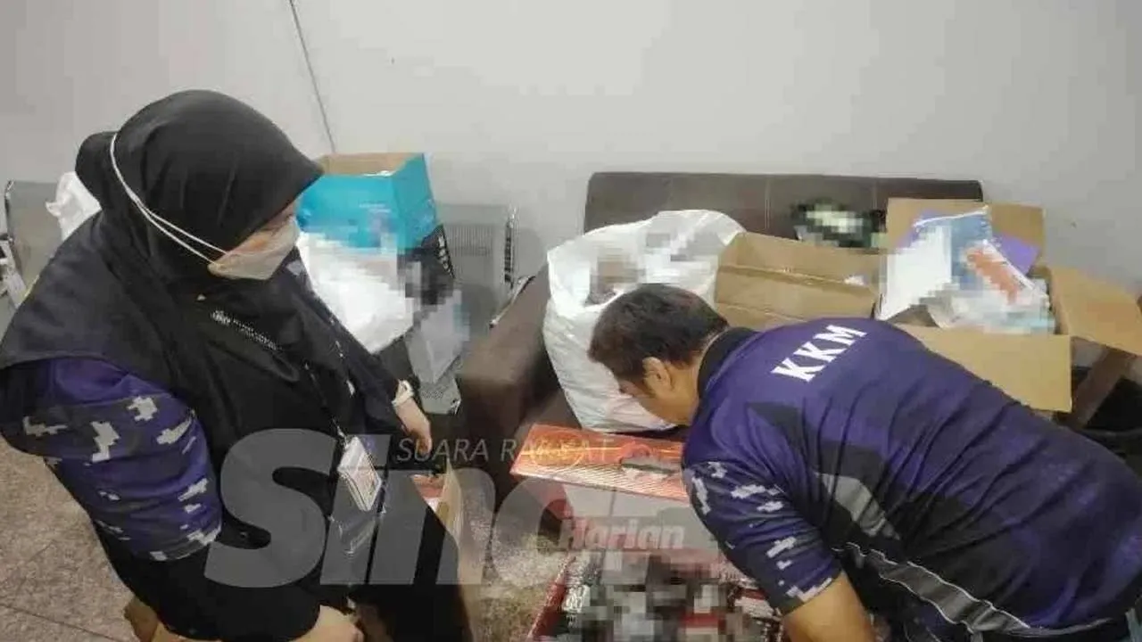 Pegawai KKM melakukan pemeriksaan jenis ubatan yang dirampas dalam serbuan di premis di sekitar Lebuh Pudu, Kuala Lumpur pada Ahad.