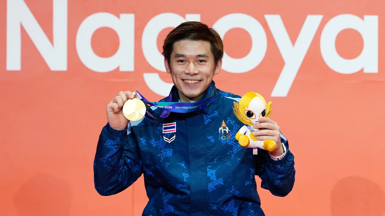 Gold medalist Thailand's Kunlavut Vitidsarn poses on the podium during the medal ceremony of men's singles badminton at the Asian Games in Ichinomiya, Japan, Tuesday, Sept. 29, 2026. (AP Photo/Dita Alangkara)