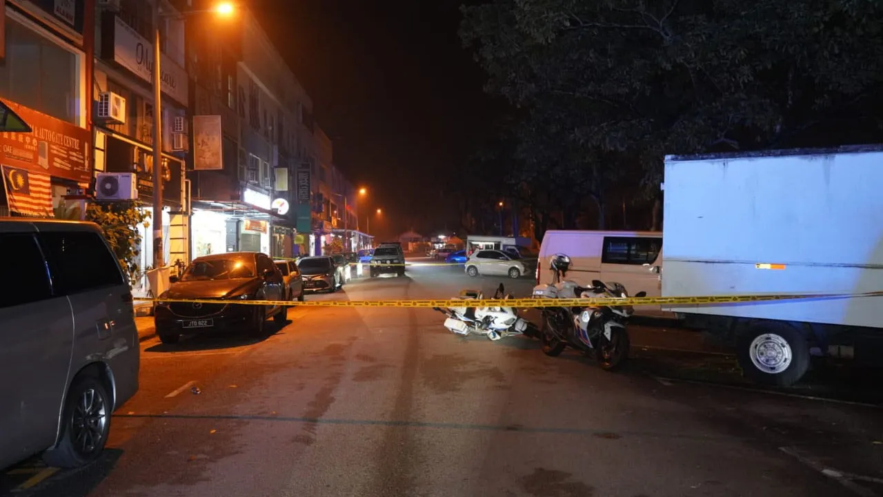 POLIS MENAHAN SEORANG LELAKI DAN PEREMPUAN, MASING-MASING BERUSIA 23 TAHUN SELEPAS MELANGGAR MOTOSIKAL UNIT RONDAAN BERMOTOSIKAL (URB), SEBUAH KENDERAAN AWAM DAN CUBA MELANGGAR ANGGOTA POLIS DI JALAN KENARI, BANDAR PUTRA, KULAI, AWAL PAGI SABTU.