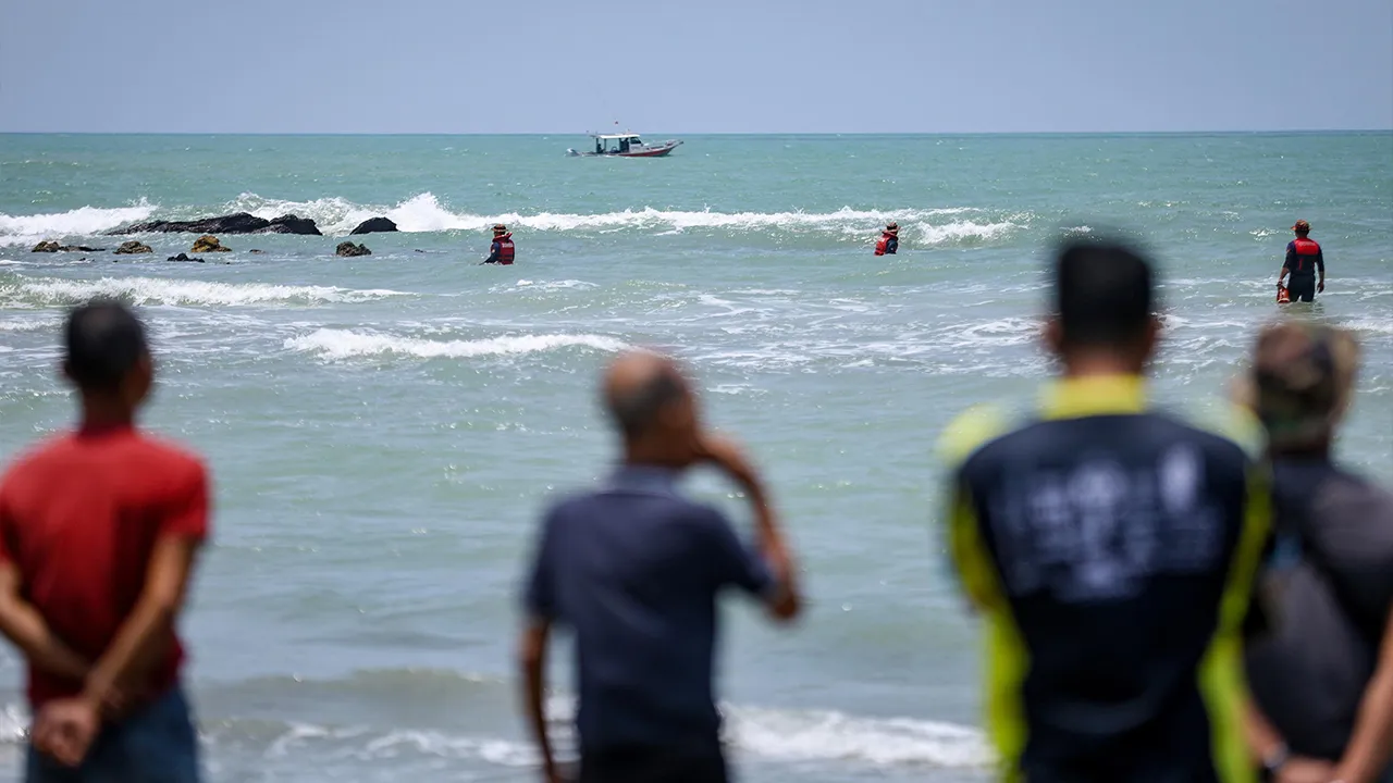 KOTA TINGGI, 2 Sept - Anggota bomba dan penyelamat menjalankan operasi mencari empat remaja lelaki yang dikhuatiri lemas menggunakan teknik pencarian permukaan air di perairan Pantai Tanjung Lompat, Tanjung Balau, Penawar, di sini hari ini. Empat remaja berusia 16 tahun itu dikhuatiri lemas ketika mandi-manda di pantai berkenaan pagi ini. - fotoBERNAMA (2026) HAK CIPTA TERPELIHARA