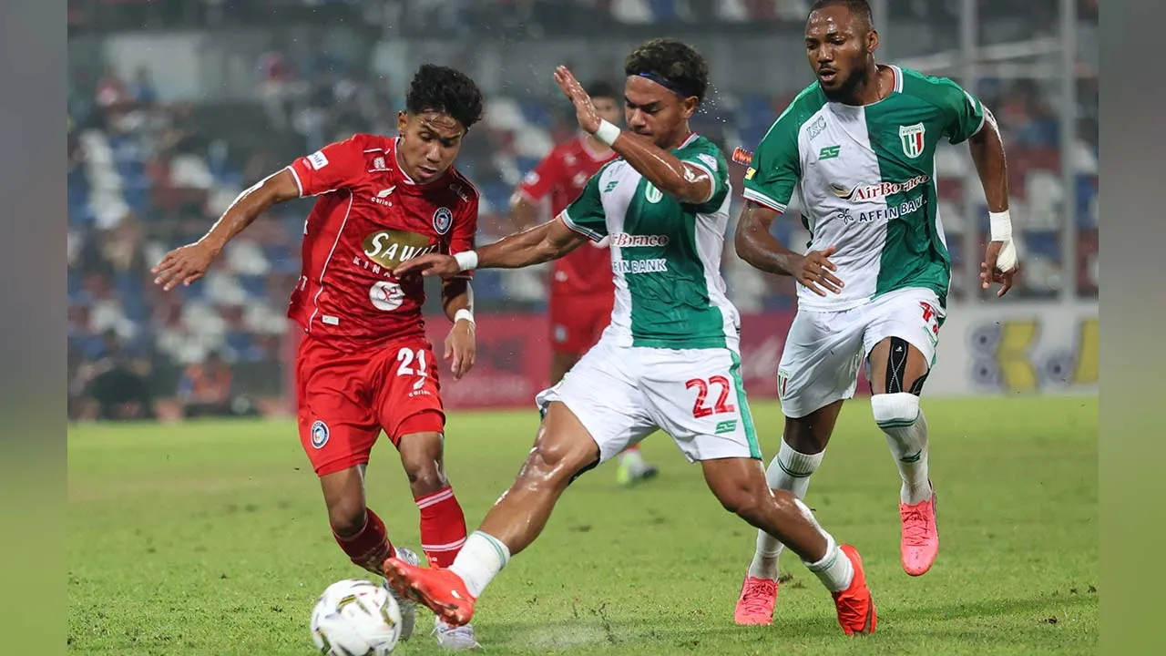 KOTA KINABALU, 5 Sept - Pemain Sabah FC Mohammad Fayadh Amin (kiri) cuba melepasi dua pemain pertahanan Kuching City FC pada saingan Liga Super di Stadium Likas malam tadi. - fotoBERNAMA (2026) HAK CIPTA TERPELIHARA