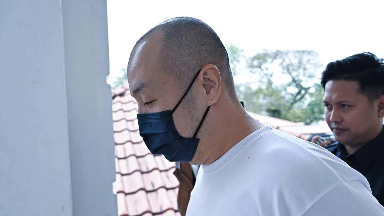 IPOH, 9 Sept - Mahkamah Tinggi di sini hari ini menjatuhkan hukuman penjara 30 tahun dan 24 sebatan terhadap seorang peniaga atas dua pertuduhan mengedar lebih 77 kilogram (kg) dadah jenis metamfetamina, lima tahun lepas. Hakim Datuk Abdul Wahab Mohamed menjatuhkan hukuman itu terhadap Liew Wan Wah, 46, selepas mendapati pihak pembelaan gagal menimbulkan keraguan munasabah pada akhir kes pembelaan. Mahkamah menjatuhkan hukuman penjara 30 tahun dan 12 sebatan bagi pertuduhan pertama, manakala Liew turut dija