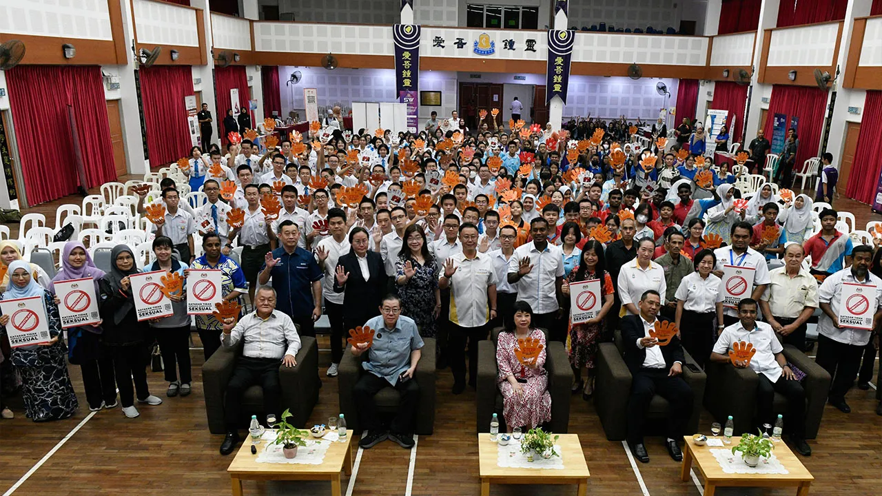 BUTTERWORTH, 29 Sept. " Timbalan Menteri Pembangunan Wanita, Keluarga dan Masyarakat, Lim Hui Ying (tengah, duduk) bergambar dengan para peserta Program Toleransi Sifar Keganasan: Respect the Boundaries di SMJK Chung Ling di sini hari ini. "fotoBERNAMA