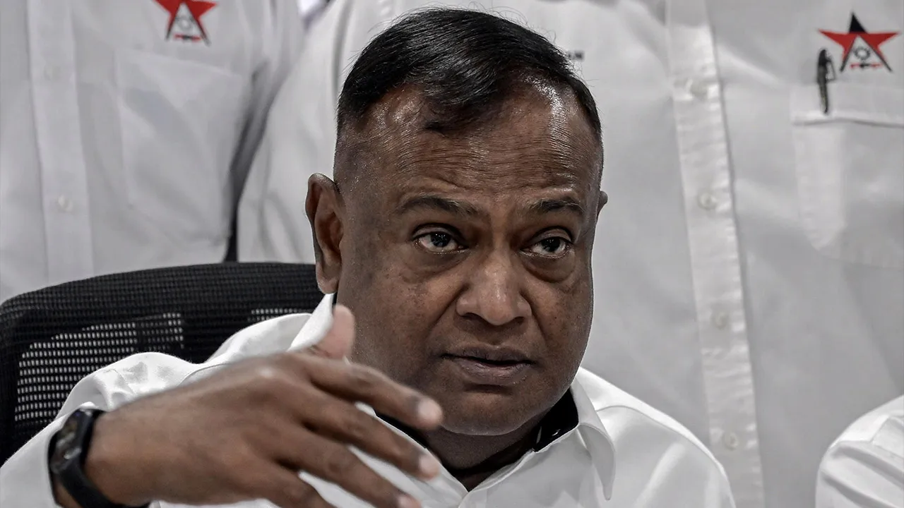KUALA LUMPUR, 23 Nov - Presiden Parti Progresif Penduduk (PPP) Datuk Dr Loga Bala Mohan kercakap pada sidang media selepas mempengerusikan Mesyuarat Ahli Majlis Tertinggi MyPPP di ibu pejabat parti tersebut, hari ini. - fotoBERNAMA