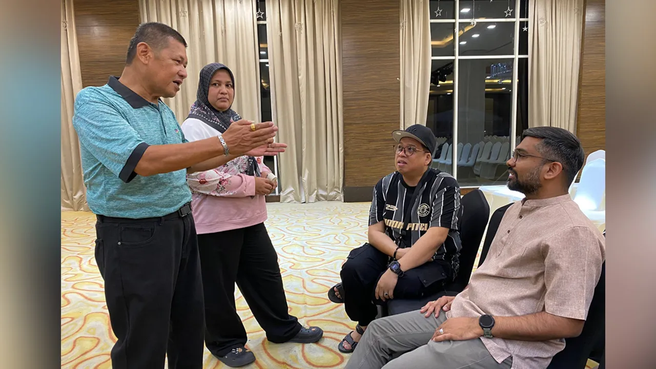 KOTA BHARU - Kalau terdengar bunyi ‘demo’, ‘kawe’, ‘gapo’ atau ‘nok gi mano’ di celah-celah perbualan, jangan cepat menyangka semuanya datang daripada orang Melayu.  Di Kelantan, dialek Kelate sudah begitu sebati dengan kehidupan masyarakat sehingga kaum Cina dan India juga mampu ‘kecek Kelate’ dengan bersahaja, malah ada yang kedengaran lebih pekat daripada penutur Melayu sendiri.  Bukan kerana mahu menunjuk pandai berbahasa, tetapi bagi mereka dialek Kelate sudah menjadi bahasa harian ketika bergurau, ber