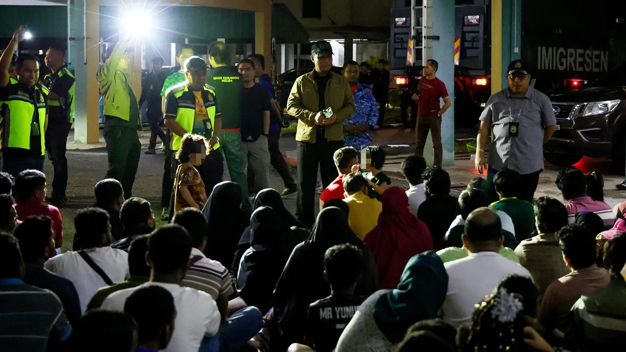 KUALA TERENGGANU, 21 Sept - Timbalan Ketua Pengarah (Operasi) Jabatan Imigresen Malaysia (JIM) Datuk Lokman Effendi Ramli (tengah) meninjau warga asing yang ditahan dalam satu operasi di sebuah pangsapuri malam tadi. Seramai 19 warga asing ditahan dalam operasi tersebut atas pelbagai kesalahan seperti tidak mempunyai dokumen sah serta tamat tempoh. - fotoBERNAMA (2026) HAK CIPTA TERPELIHARA