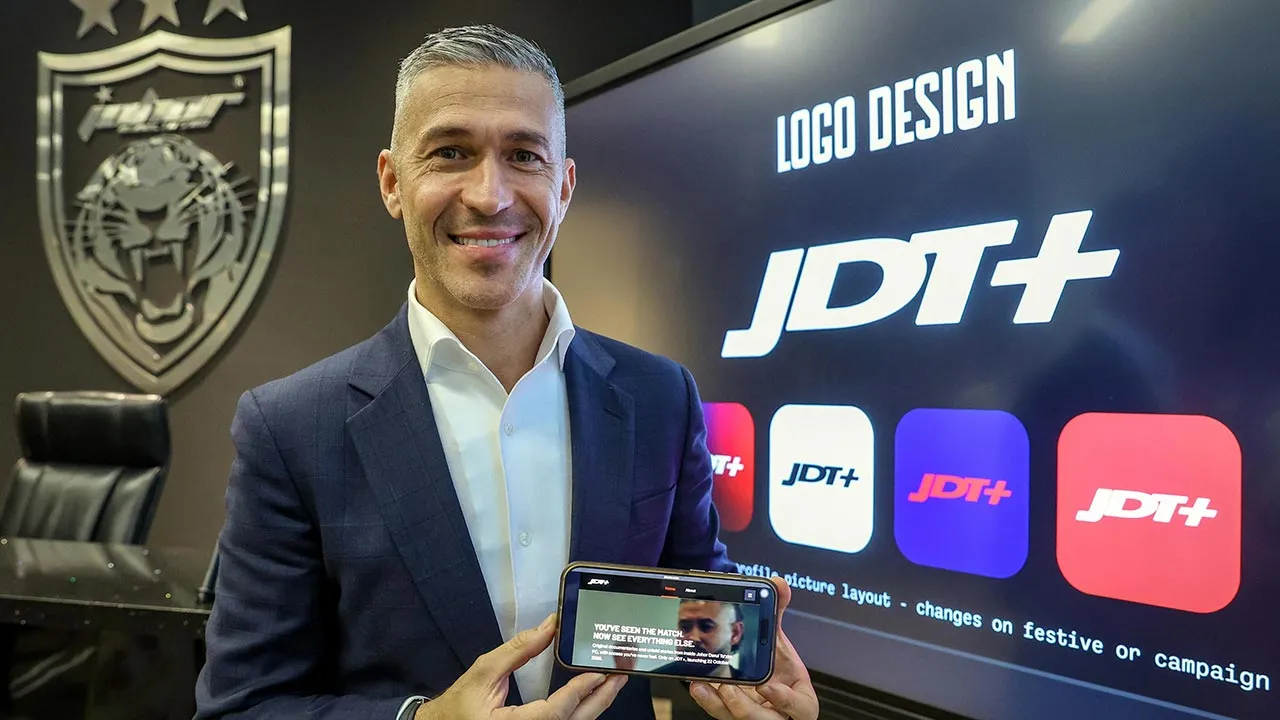 ISKANDAR PUTERI, 22 Sept - Ketua Pegawai Eksekutif (CEO) Johor Darul Ta "'zim FC (JDT) Luis Garcia menunjukkan laman sesawang JDTPlus yang bakal dilancarkan 22 Oktober ini pada prapelancaran laman sesawang tersebut di Ibu Pejabat Kelab Bolasepak Johor Darul Ta "'zim, di sini hari ini. - fotoBERNAMA (2026) HAK CIPTA TERPELIHARA