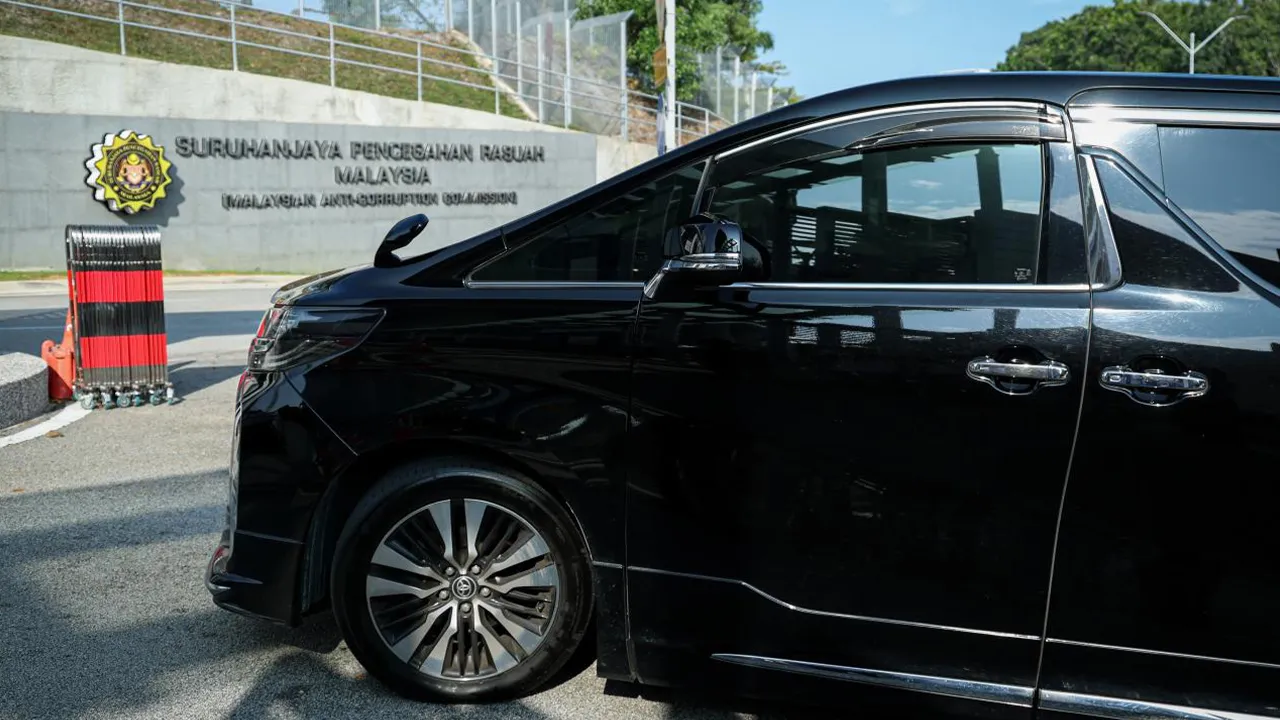 PUTRAJAYA, 28 Sept - Bekas Menteri Sumber Manusia Datuk Seri M. Saravanan bersama-sama isteri dan dua anaknya hadir ke Suruhanjaya Pencegahan Rasuah Malaysia (SPRM), pagi ini bagi menerima notis pengisytiharan harta mengikut Seksyen 36 Akta SPRM 2009. Dua kenderaan berwarna hitam dipercayai membawa Saravanan dan keluarganya memasuki bangunan ibu pejabat suruhanjaya itu di sini pada 9.15 pagi. - fotoBERNAMA (2026) HAK CIPTA TERPELIHARA