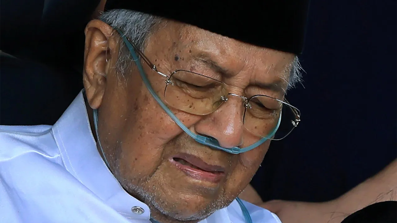 PUTRAJAYA, 28 Sept - Bekas Perdana Menteri Tun Dr Mahathir Mohamad bersedih selepas jenazah Allahyarhamah Tun Dr Siti Hasmah Mohd Ali dikebumikan di Pusara Negara, Presint 20 di sini hari ini. - fotoBERNAMA (2026) HAK CIPTA TERPELIHARA  PUTRAJAYA, Sept 28 - Former Prime Minister Tun Dr Mahathir Mohamad mourns after the late Tun Dr Siti Hasmah Mohd Ali was laid to rest at the National Heroes Mausoleum (Pusara Negara), Precinct 20 here today. - fotoBERNAMA (2026) COPYRIGHT RESERVED
