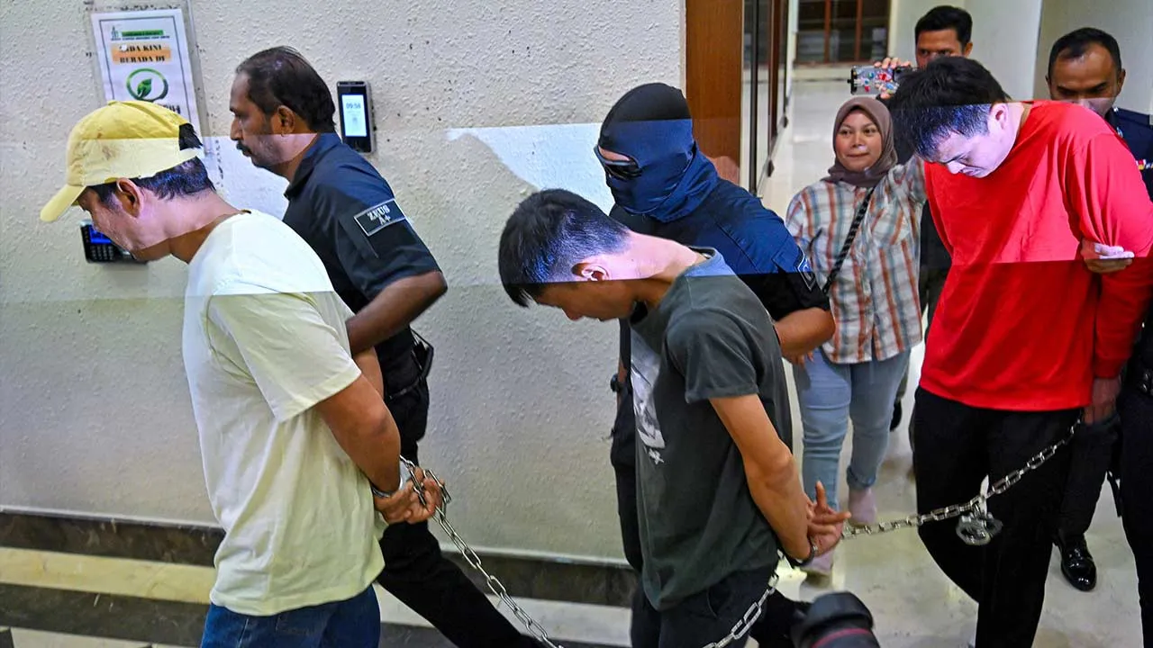 KUALA LUMPUR, 14 Mei - Tiga rakan didakwa di Mahkamah Sesyen di sini hari ini atas pertuduhan menyebabkan kecederaan parah terhadap seorang lelaki dalam kejadian di sebuah restoran di Kepong pada 7 Mei lepas. Tukang kayu Wong Weng Luen, 49, juruteknik Lai Kae Bin, 33, dan pekerja pusat memorial Wan Ken Fei, 30, mengaku tidak bersalah selepas pertuduhan terhadap mereka dibacakan di hadapan Hakim Noridah Adam. - fotoBERNAMA (2026) HAK CIPTA TERPELIHARA