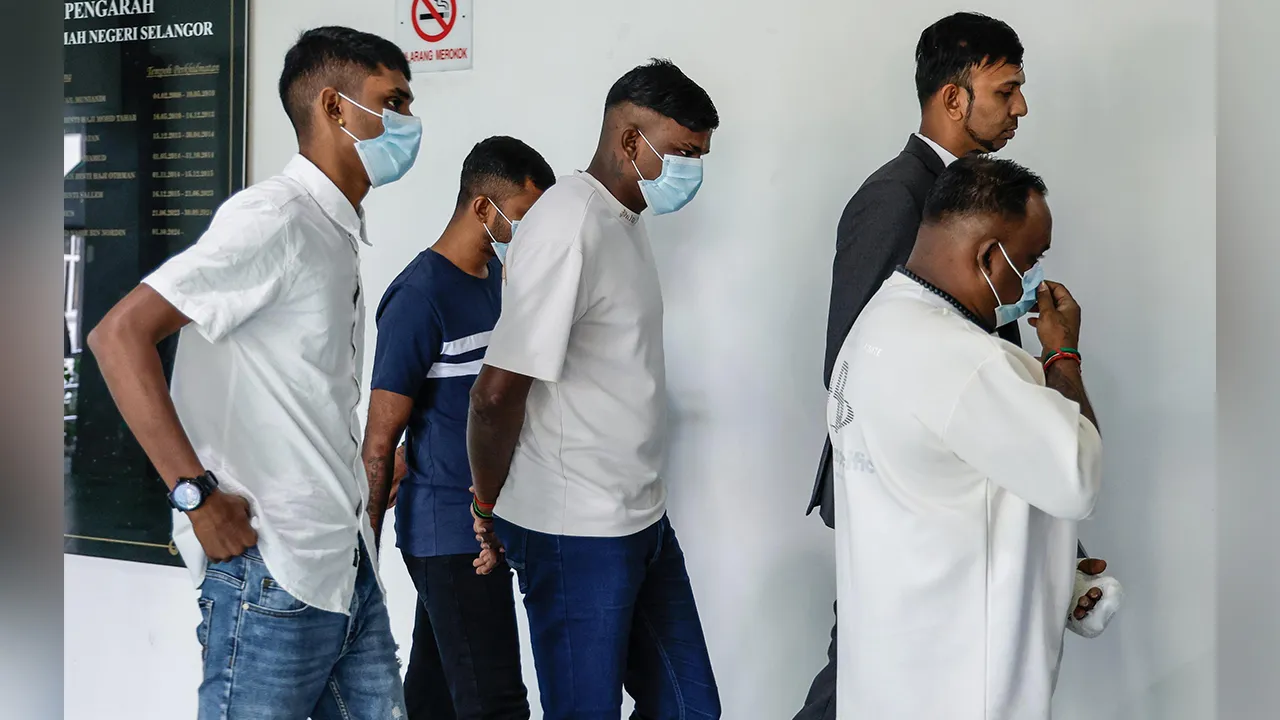 SHAH ALAM, 2 Sept - Empat rakan masing-masing didenda RM2,900 atau penjara lima bulan oleh Mahkamah Majistret hari ini kerana menyertai rusuhan bersenjatakan parang di Jalan Bukit Kemuning, Taman Sri Muda pada 11 pagi, 13 Ogos lepas. - fotoBERNAMA (2026) HAK CIPTA TERPELIHARA