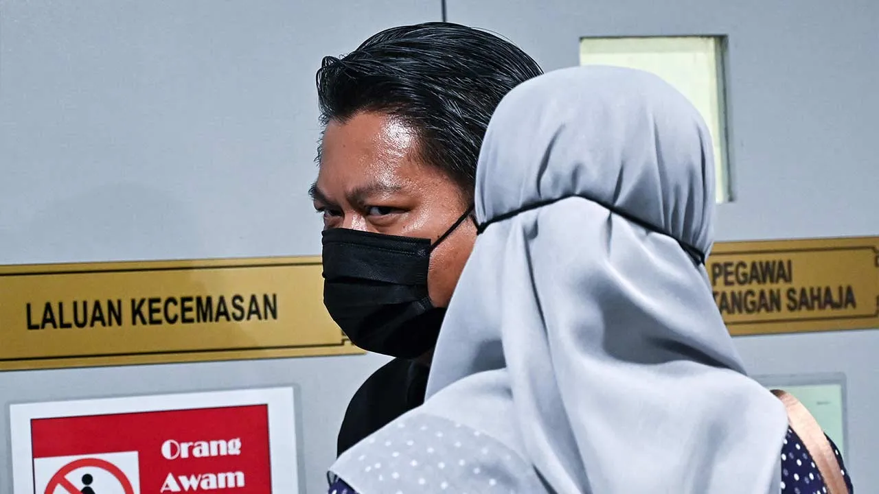 IPOH, 9 Sept - Seorang bekas pegawai pentadbiran Kolej Poly-Tech MARA (KPTM) dihadapkan ke Mahkamah Majistret di sini hari ini atas enam pertuduhan mencabul dan melakukan gangguan seksual secara komunikasi terhadap enam pelajar perempuan, antara Jun hingga September lepas. Tertuduh Roykarnaen Maseri, 44, bagaimanapun mengaku tidak bersalah dan mohon dibicarakan selepas dua pertuduhan pertama dibacakan di hadapan Majistret S. Punitha, manakala empat lagi pertuduhan dibacakan di hadapan Majistret Norizan Ridu