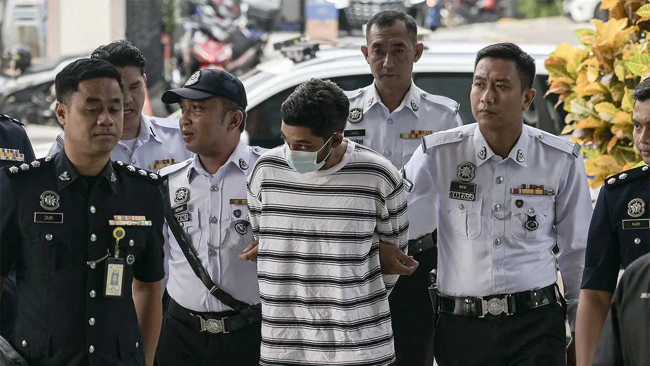 KUALA LUMPUR, 15 Mei - Penuntut kolej Danish Raman Kamar Kumaresan, 24, didakwa di Mahkamah Majistret hari ini atas pertuduhan membunuh pasangan suami isteri dalam insiden rempuhan di Jalan Ampang, berdekatan Great Eastern Mall, awal bulan ini. Danish mengangguk faham selepas pertuduhan dibacakan di hadapan Majistret Nurul Izzah Hasan Basri. Tiada pengakuan direkodkan kerana kes bunuh di bawah bidang kuasa Mahkamah Tinggi. Mahkamah menetapkan 17 Ogos untuk sebutan semula kes. - fotoBERNAMA (2026) HAK CIPTA 