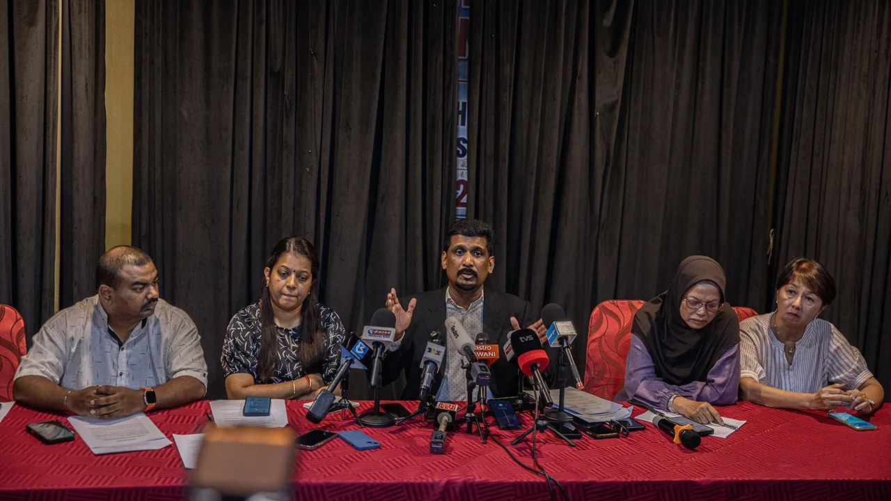 KUALA LUMPUR, 29 Ogos - Wakil keluarga mangsa, Dr. Manivannan Mirigaya (tengah) bercakap pada sidang media berhubung rakyat Malaysia yang masih hilang susulan kejadian banjir besar di sempadan Nepal-Tibet, di Plaza Makmur, Jalan Batu Caves, hari ini. - fotoBERNAMA (2026) HAK CIPTA TERPELIHARA