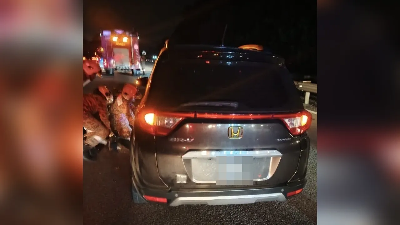 Anggota bomba sedang mengeluarkan mangsa yang tersepit di bawah SUV dalam kemalangan di Lebuhraya PLUS, berhampiran Simpang Pulai, malam tadi. Foto JBPM Perak.