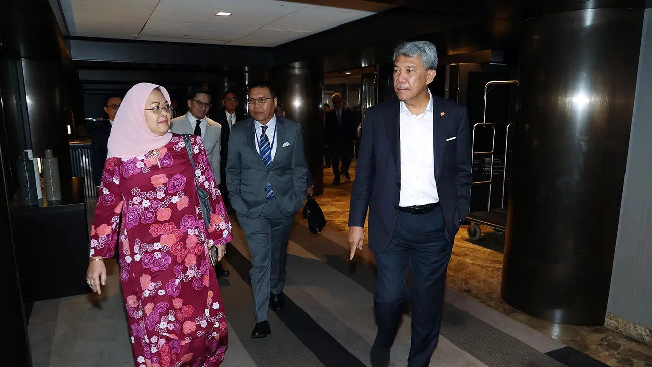 NEW YORK, 23 Sept - Menteri Luar Datuk Seri Mohamad Hasan disambut oleh Duta Malaysia kepada Amerika Syrikat Tan Sri Muhammad Shahrul Ikram Yaakob bersama Wakil Tetap Malaysia ke Pertubuhan Bangsa-Bangsa Bersatu (PBB) Dato' Nadzirah Osman (kiri) setibanya di hotel penginapannya di sini hari ini Beliau tiba di sini bagi menghadiri Sesi ke-81 Perhimpunan Agung PBB (UNGA81) yang dijadualkan berlangsung dari 23 hingga 27 Sept. - fotoBERNAMA