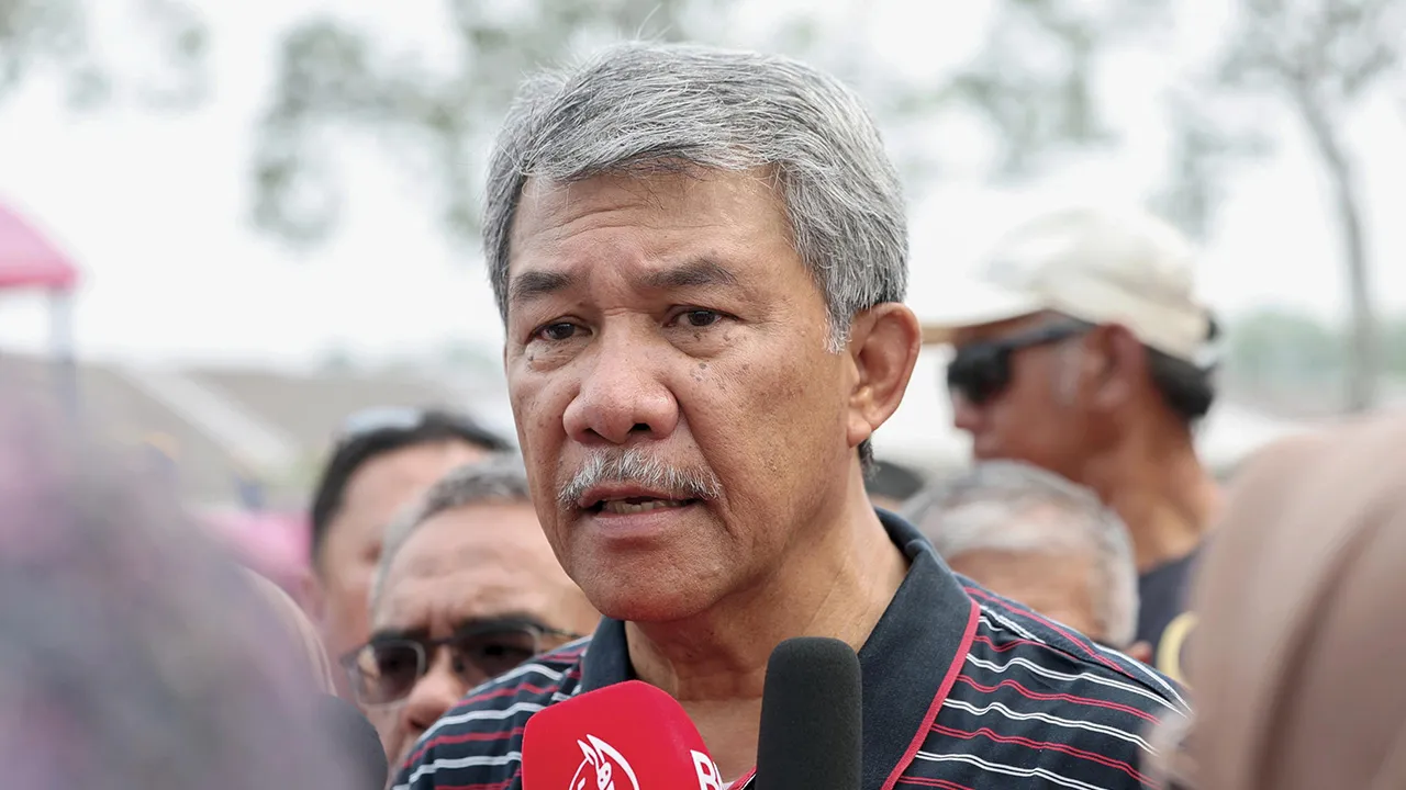 SEREMBAN, 5 Sept - Menteri Luar merangkap Ahli Parlimen Rembau Datuk Seri Mohamad Hasan ketika ditemui pemberita selepas Karnival Kemerdekaan Kawasan Rukun Tetangga (KRT) Taman Pinggiran Senawang hari ini. - fotoBERNAMA