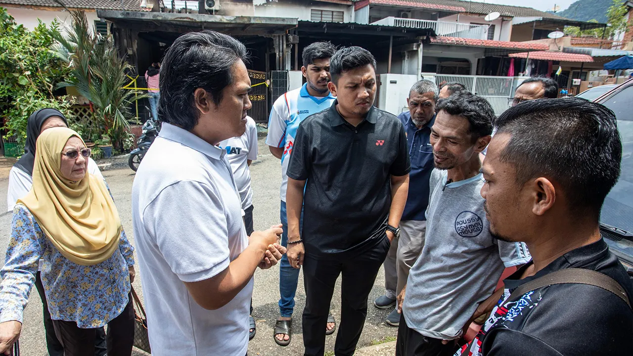 IPOH, 20 Sept - Ketua Pegawai Khas Ahli Parlimen Tambun Mohamad Hairul Amir Sabri (tiga, kiri) bertanya khabar kepada anggota keluarga mangsa ketika membuat lawatan susulan kejadian kebakaran di Persiaran Desa Tambun 4, Taman Desa Tambun hari ini. Kebakaran sebuah rumah teres dua tingkat itu mengorbankan pasangan suami isteri warga emas serta cucu mereka. - fotoBERNAMA (2026) HAK CIPTA TERPELIHARA