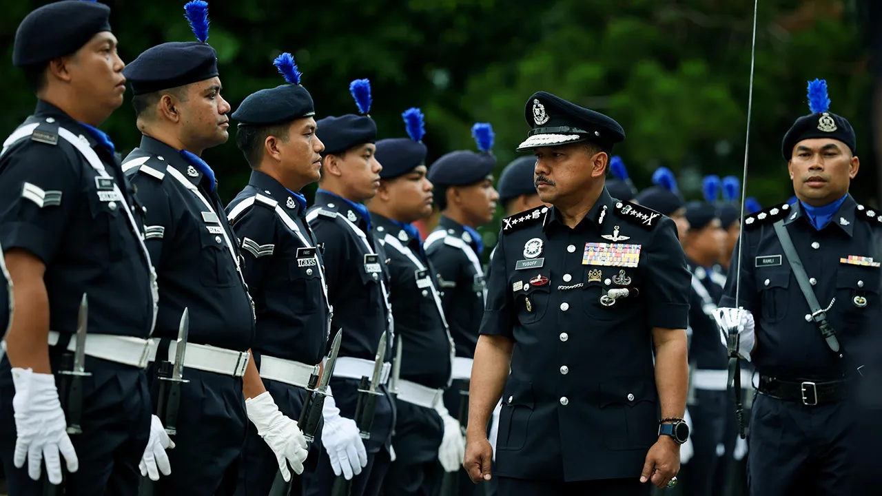 DATUK MOHD YUSOFF MAMAT KOTA BHARU, 22 Sept - Ketua Polis Kelantan, Datuk Mohd Yusoff Mamat memeriksa kawalan hormat pada Majlis Perhimpunan Bulanan Peringkat Kontinjen Kelantan bagi September 2026 di Ibu Pejabat Polis Kontinjen Kelantan hari ini. - fotoBERNAMA (2026)