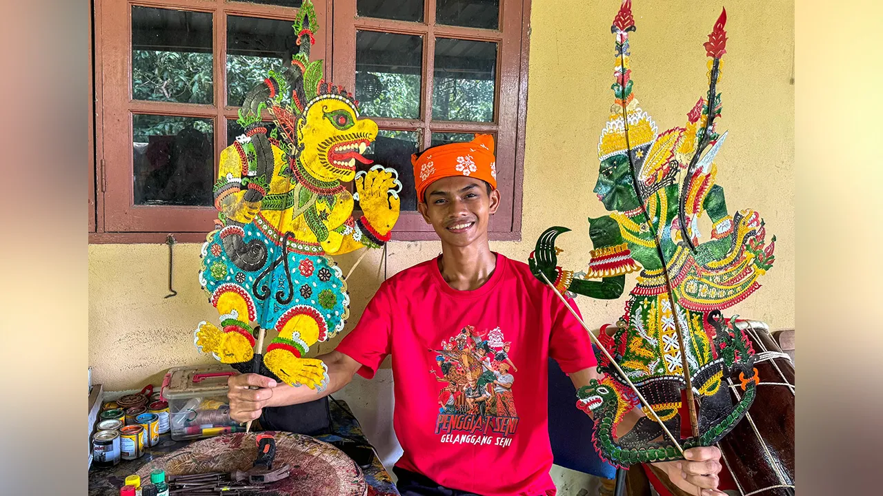 PASIR PUTEH, 13 Sept - Pemuda berusia 19 tahun Muhammad Airell Amsyar Anuar dari Kampung Banggol, Pak Esah menunjukkan hasil seni berupa patung wayang kulit yang dihasilkannya. Muhammad Airell Amsyar mula berkecimpung dalam seni pembuatan patung wayang kulit sejak kecil dan kini mampu menghasilkan pelbagai karakter patung wayang kulit. - fotoBERNAMA (2026) HAK CIPTA TERPELIHARA