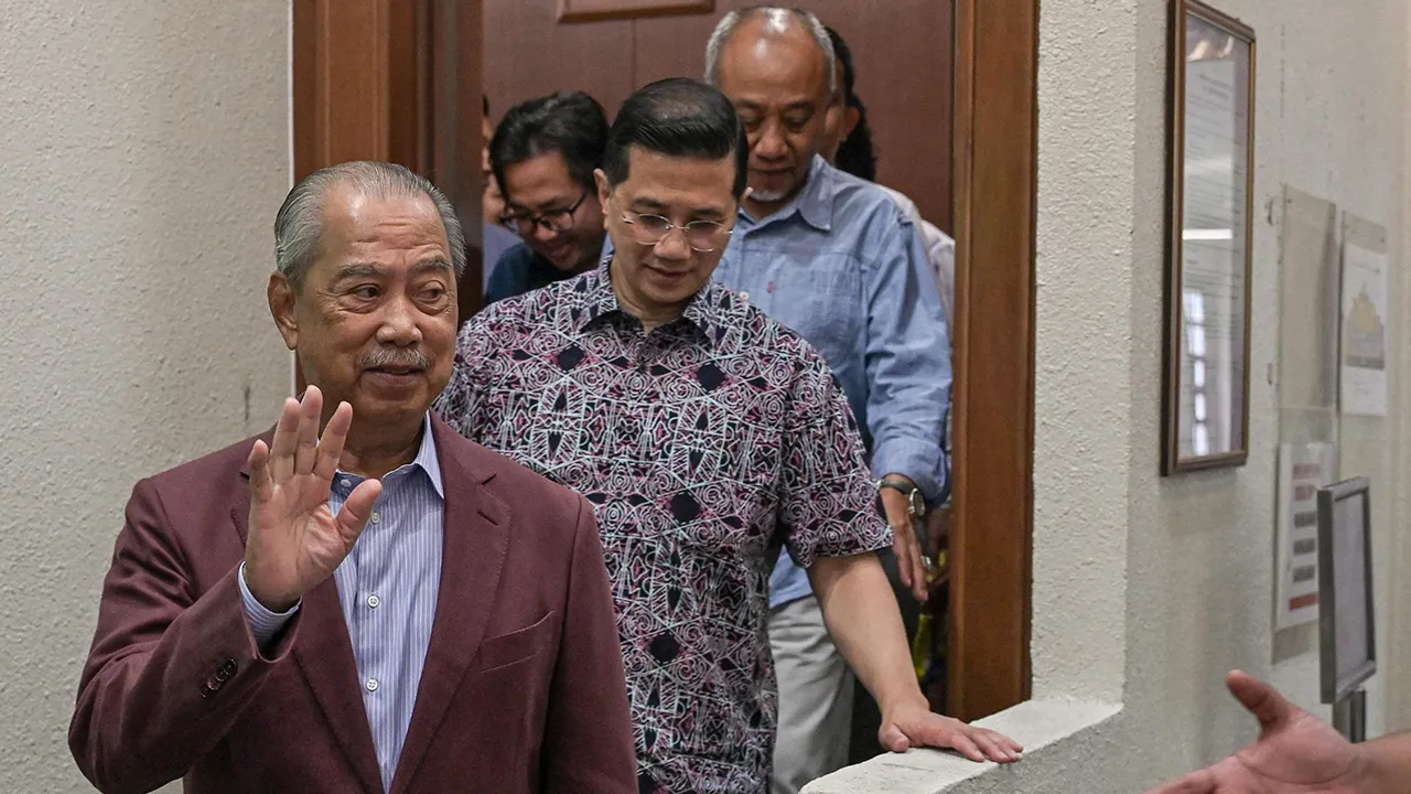 KUALA LUMPUR, 15 Sept - Mahkamah Tinggi hari ini melepaskan dan membebaskan bekas Perdana Menteri Tan Sri Muhyiddin Yassin daripada satu pertuduhan menggunakan kedudukan untuk suapan RM200 juta dan tiga pertuduhan pengubahan wang haram melibatkan jumlah sama. Hakim Noor Ruwena Md Nurdin memutuskan demikian selepas Timbalan Pendakwa Raya Datuk Ahmad Akram Gharib memaklumkan kepada mahkamah bahawa pihak pendakwaan telah membuat keputusan untuk tidak meneruskan kes berkenaan terhadap Muhyiddin, 79, yang berkai