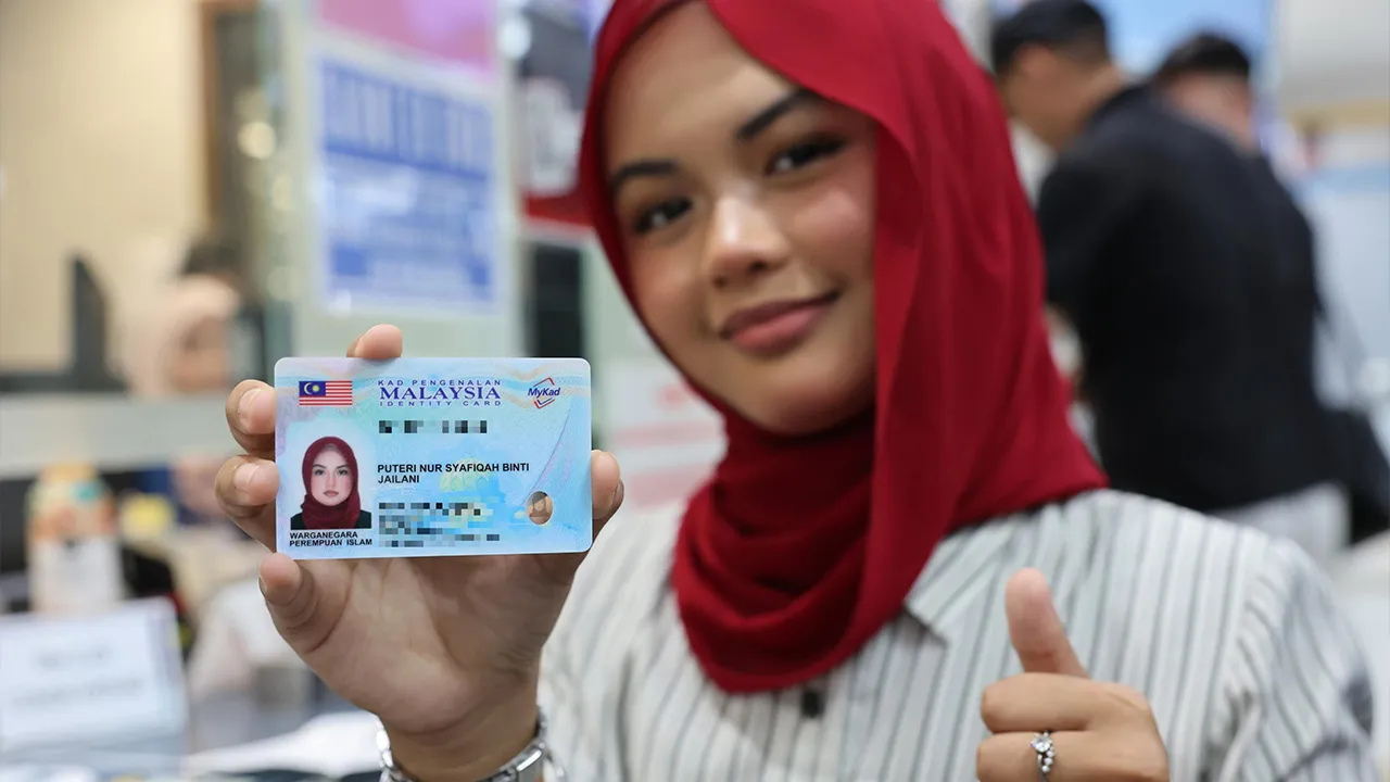 PUTRAJAYA, 17 Sept - Puteri Nur Syafiqah Jailani menunjukkan kad pengenalan baharu pada hari pertama pengeluaran MyKad Generasi Baharu di Jabatan Pendaftaran Negara hari ini. - fotoBERNAMA (2026) HAK CIPTA TERPELIHARA *** Local Caption ***