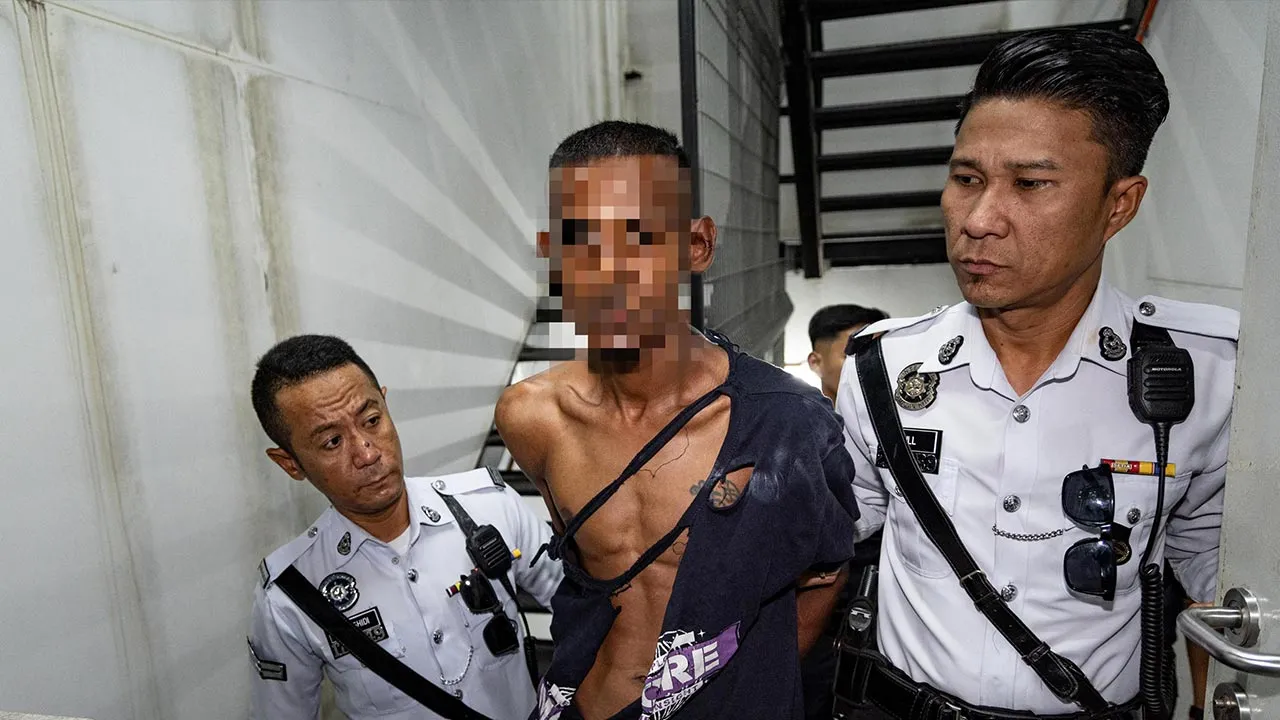 IPOH, 26 Sept - Seorang pencuci kereta direman lima hari bermula hari ini bagi membantu siasatan kes anggota polis trafik dirempuh sebuah kereta, yang cuba melarikan diri ketika pemeriksaan sekatan jalan raya di Jalan Silibin, Khamis lepas. Perintah reman terhadap lelaki berusia 29 tahun itu dikeluarkan Majistret Lau Eric di Mahkamah Majistret di sini, selepas menerima permohonan daripada polis bagi siasatan mengikut Seksyen 307 Kanun Keseksaan dan Seksyen 44 (1) Akta Pengangkutan Jalan 1987. - fotoBERNAMA 