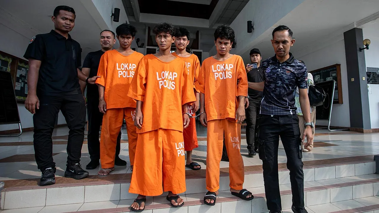 MANJUNG, 14 Sept - Empat lelaki warga Indonesia didakwa di Mahkamah Sesyen hari ini atas dua pertuduhan berasingan menyeludup 102 migran warga negara Indonesia dan dua warga Vietnam bulan lepas. Tertuduh Adi Warman, 36, yang bertindak sebagai tekong manakala Gading, 31, dan Rafiernanda, 19, masing-masing merupakan pembantu tekong mengangguk faham selepas pertuduhan dibacakan di hadapan Hakim Azizah Ahmad. Mengikut pertuduhan kesemua tertuduh didakwa bersama-sama menjalankan penyeludupan 64 migran warga Indo