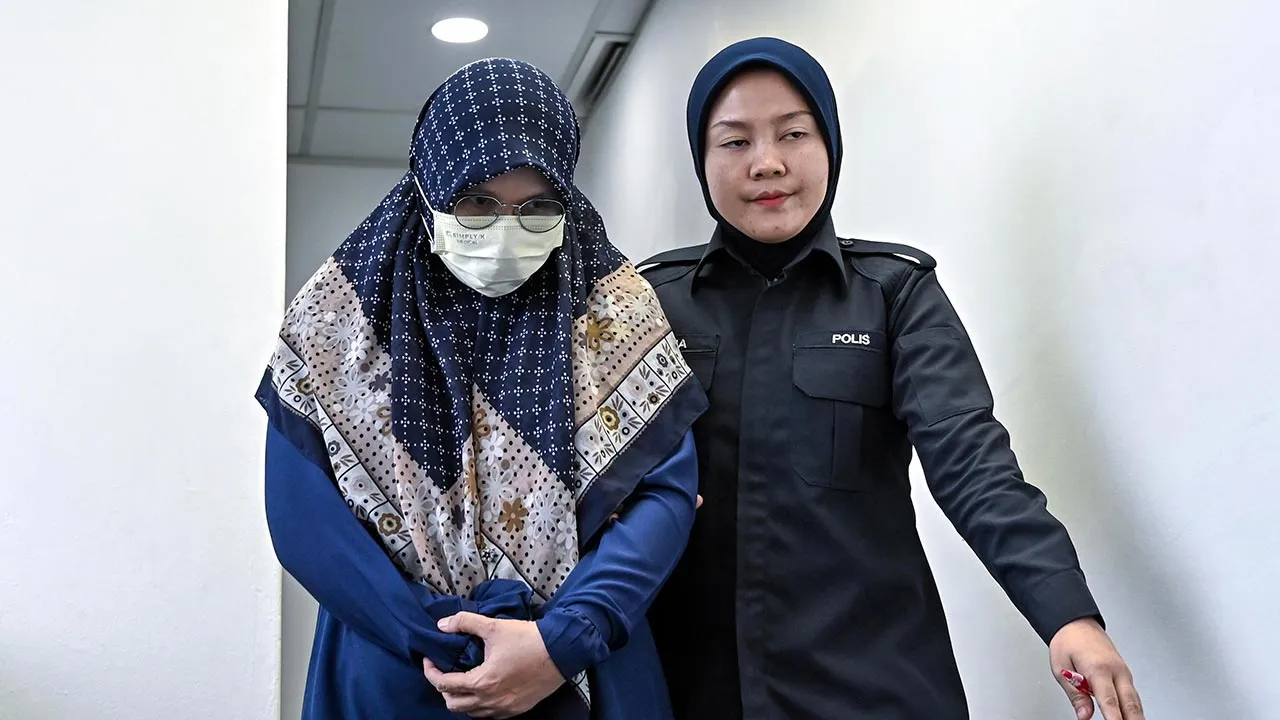 IPOH, 28 Sept - Guru agama bergelar ustazah di sebuah sekolah menengah kebangsaan Haslina Abu Bakar (kiri) didakwa di Mahkamah Sesyen di sini hari ini atas tiga pertuduhan melakukan amang seksual fizikal terhadap seorang pelajar lelaki berusia 16 tahun, dua tahun lepas. Haslina, 48, bagaimanapun mengaku tidak bersalah terhadap semua pertuduhan yang dibacakan di hadapan Hakim Ainul Sharin Mohamad. - fotoBERNAMA (2026) HAK CIPTA TERPELIHARA