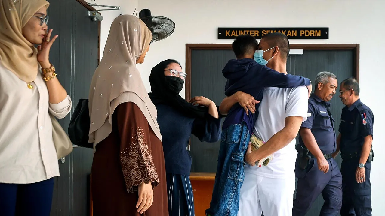 KOTA BHARU, 24 Sept " Syed Mohamad Haizat Syed Hassan, 32, dan isterinya, Nurul Syahira Zakaria, 30, berpelukan dengan ahli keluarga selepas dilepas dan dibebaskan daripada pertuduhan mengedar dadah jenis methamphetamine seberat 81.77 gram di Mahkamah Tinggi Kota Bharu hari ini. - fotoBERNAMA (2026) HAK CIPTA TERPELIHARA