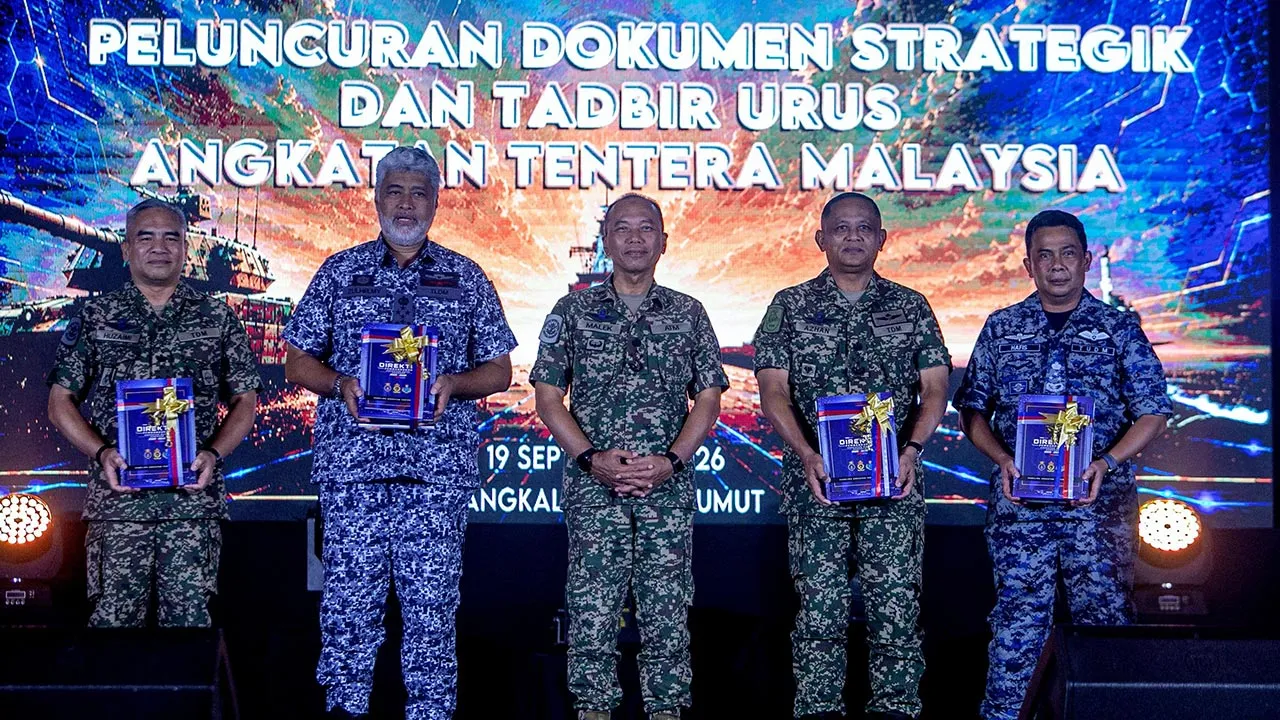 LUMUT, 19 Sept - Panglima Angkatan Tentera Jeneral Tan Sri Malek Razak Sulaiman (tiga, kiri) bergambar pada Peluncuran Dokumen Strategik dan Tadbir Urus Angkatan Tentera Malaysia (ATM) pada Majlis Ramah Mesra, Meraikan Anggota Cedera, Veteran dan Kebajikan sempena Sambutan Hari ATM ke-93 di Pangkalan Tentera Laut Diraja Malaysia (TLDM) Lumut di sini hari ini. - fotoBERNAMA (2026) HAK CIPTA TERPELIHARA