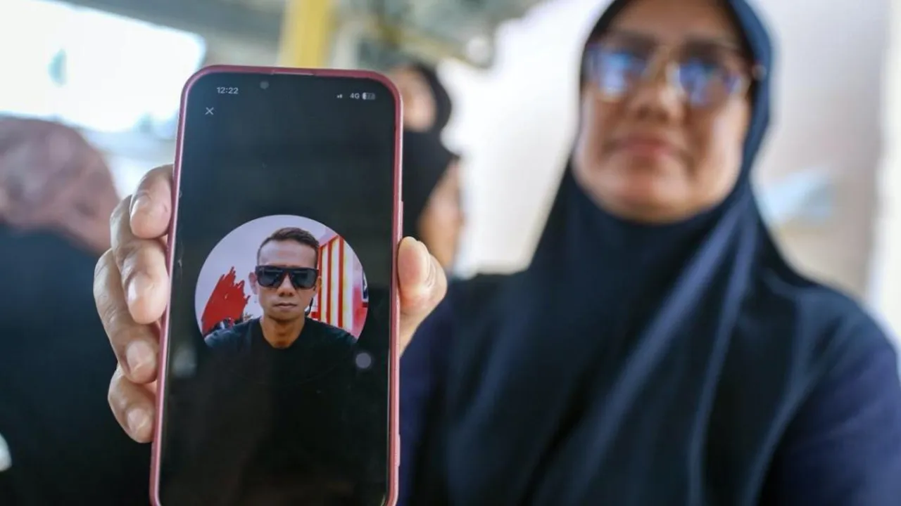 Kakak mangsa, Suhailah Mohd Sanin, 51, menunjukkan gambar adiknya, Mohd Sohaizi Mohd Sanin yang maut dalam kejadian dua bot bertembung berhampiran Kuala Sungai Mersing, ketika ditemui Unit Forensik Hospital Mersing. --fotoBERNAMA (2026) HAK CIPTA TERPELIHARA