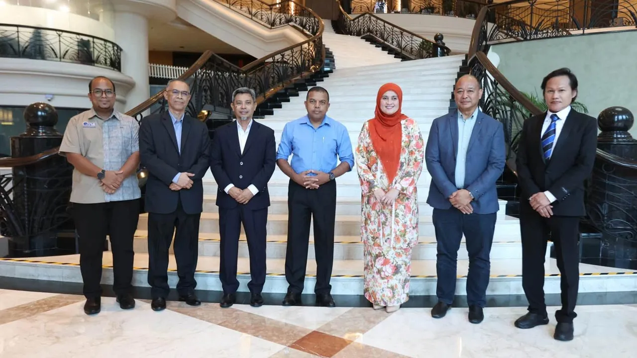 Satu kunjung hormat telah diadakan buat pertama kalinya kepada YBhg. Tan Sri Ayob Khan Mydin Pitchay, Pengerusi Lembaga Pengarah, Universiti Teknikal Malaysia Melaka (UTeM) yang baharu bertempat di Hotel Marriot, Putrajaya. -- Naib Canselor UTeM Prof Ts Dr Massila Kamalrudin