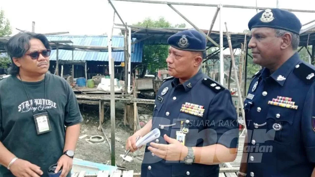 Rahimi (tengah) ketika ditemui media di Pusat Kawalan Tempat Kejadian di Jeti Nelayan Semantan, Klang pada Rabu. -- SINAR HARIAN
