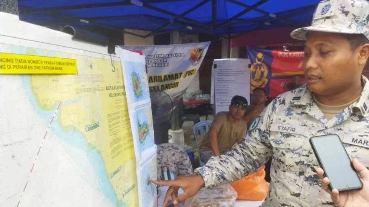 KLANG - Mayat dipercayai seorang pemancing yang dilaporkan hilang selepas bot dinaikinya karam di perairan One Fathom Bank, Ahad lalu, ditemukan terapung dalam keadaan masih memakai jaket keselamatan di sekitar perairan Hutan Melintang, Perak pada Khamis.