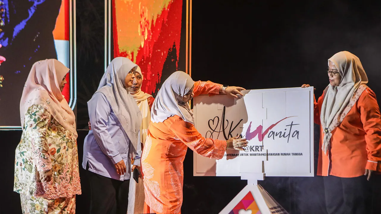 KANGAR, 29 Sept - Ketua Setiausaha Kementerian Pembangunan Wanita, Keluarga dan Masyarakat (KPWKM) Datuk Dr Maziah Che Yusoff (tengah) melakukan gimik perasmian Program Advokasi Kesejahteraan Untuk Wanita@Keganasan Rumah Tangga (Aku Wanita@KRT) dan Hari Terbuka PRISMAnita 2026 peringkat negeri Perlis di sini hari ini. - fotoBERNAMA