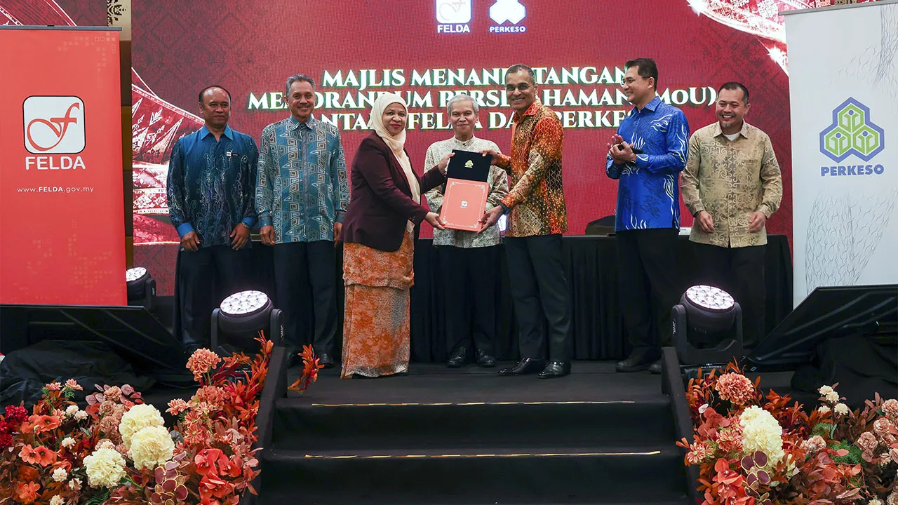 KUALA LUMPUR, 10 Sept - Pengerusi FELDA Tan Sri Ahmad Badri Mohd Zahir (tengah) menyaksikan pertukaran Memorandum Persefahaman (MoU) antara FELDA yang diwakili Pengarah Besar FELDA Datuk Dr Suzana Idayu Wati Osman (tiga, kiri_BERNAMA