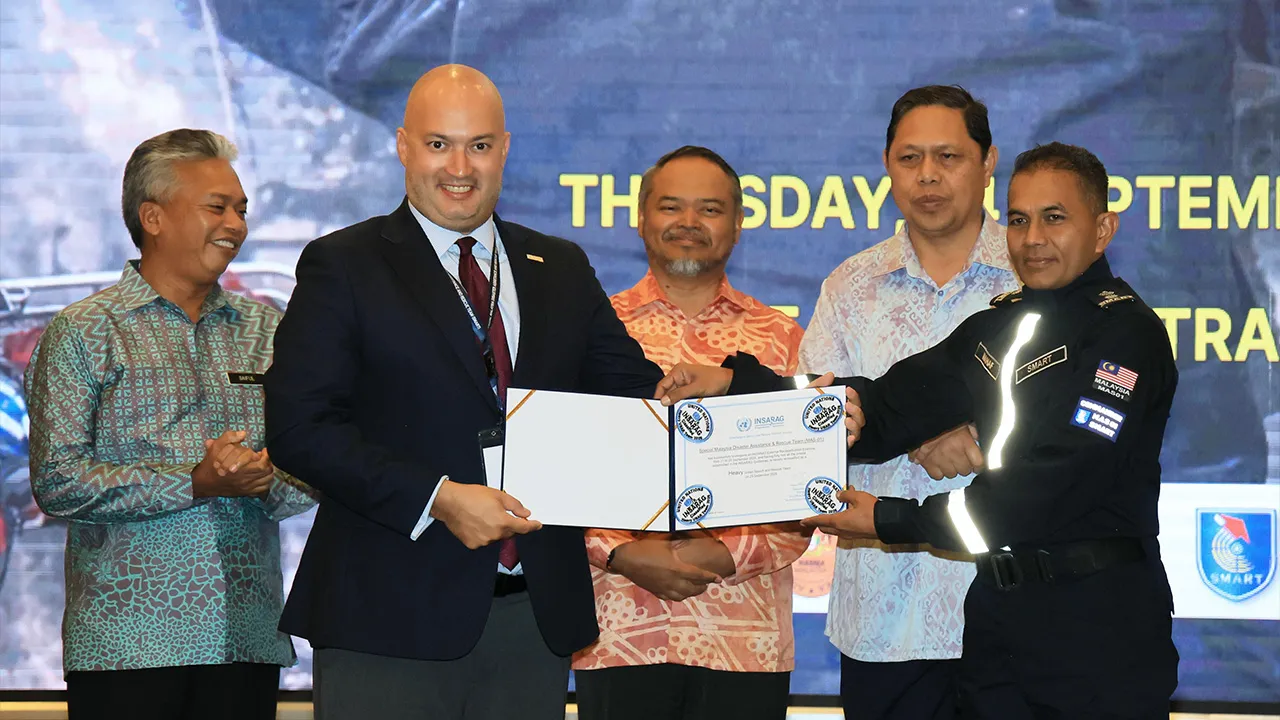 PUTRAJAYA, 24 Sept - Ketua Pengarah Agensi Pengurusan Bencana Negara (NADMA), Datuk Meor Ismail Meor Akim (dua, kanan) menyaksikan wakil Sekretariat INSARAG, Belit Tasdemir (dua, kiri) menyerahkan sijil Pensijilan Semula (IER) kepada Komander Pasukan Mencari dan Menyelamat Khas Malaysia (SMART), Abdul Manaf Che Isa (kanan) pada Majlis Pensijilan Semula International Search and Rescue Advisory Group (INSARAG) Pasukan SMART hari ini. - fotoBERNAMA 
