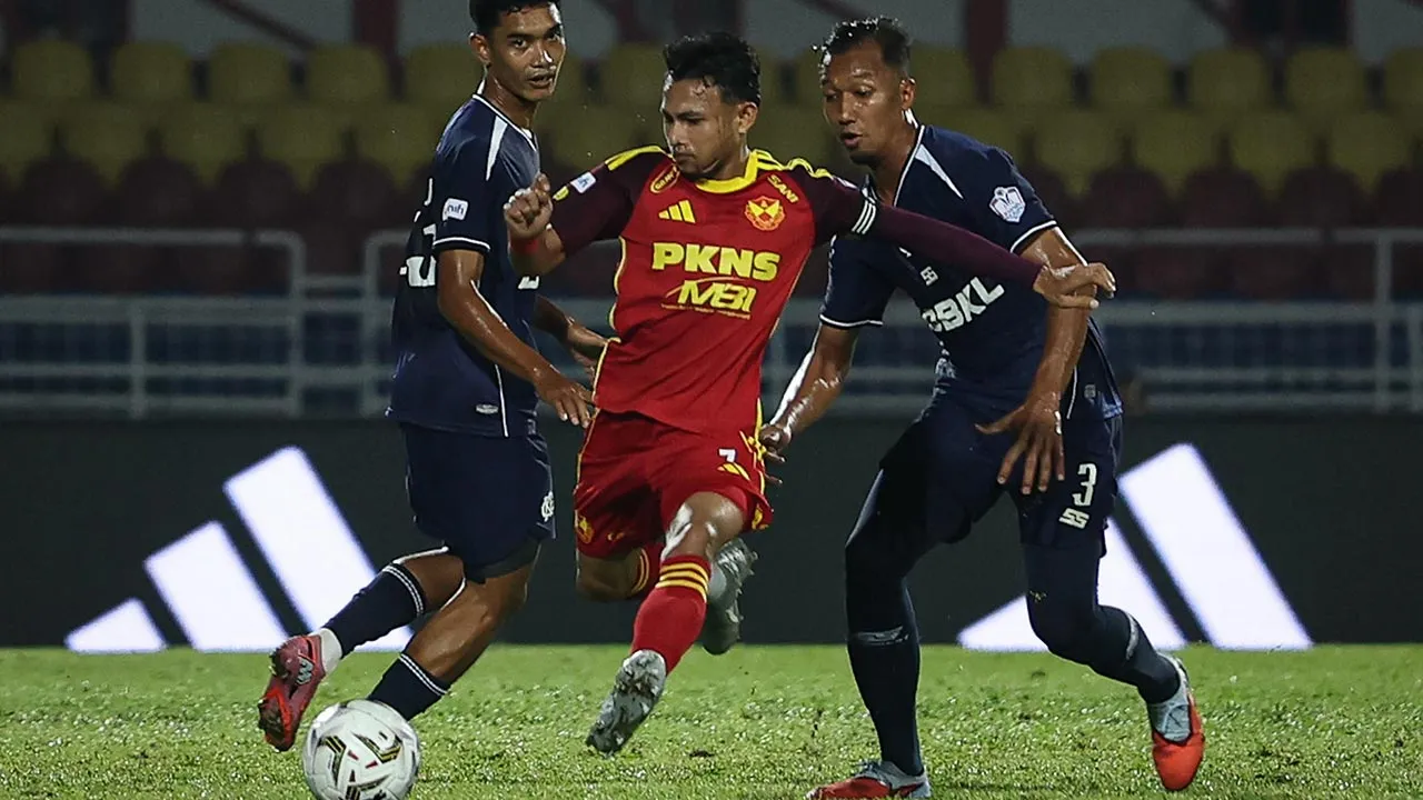 PETALING JAYA, 13 Sept " Pemain Selangor FC, Mohamad Faisal Abdul Halim diasak pemain Kuala Lumpur City FC pada perlawanan Liga Super Malaysia 2026/2027 di stadium MBPJ hari ini. Kedudukan semasa Selangor FC 1-0 Kuala Lumpur City FC. - fotoBERNAMA (2026) HAK CIPTA TERPELIHARA