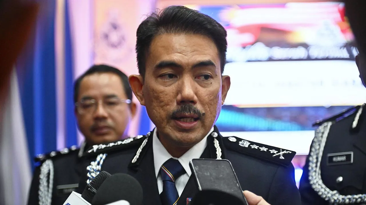 KUCHING, 1 Sept - Pesuruhjaya Polis Sarawak Datuk Mohamad Zainal Abdullah ditemui pemberita selepas menghadiri Majlis Serah Terima Tugas Jawatan Ketua Jabatan Siasatan Jenayah Sarawak di Ibu Pejabat Polis Kontinjen Sarawak, hari ini. - fotoBERNAMA (2026) HAK CIPTA TERPELIHARA