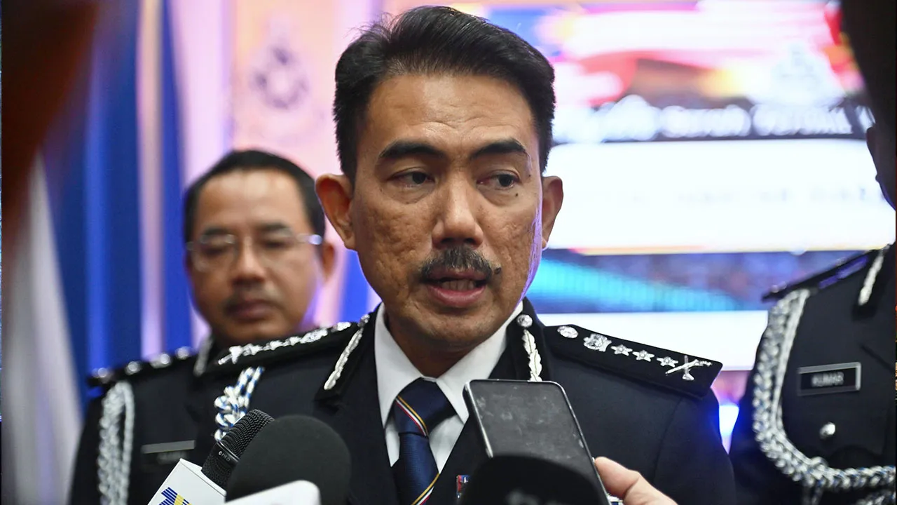 KUCHING, 1 Sept - Pesuruhjaya Polis Sarawak Datuk Mohamad Zainal Abdullah ditemui pemberita selepas menghadiri Majlis Serah Terima Tugas Jawatan Ketua Jabatan Siasatan Jenayah Sarawak di Ibu Pejabat Polis Kontinjen Sarawak, hari ini. - fotoBERNAMA (2026) HAK CIPTA TERPELIHARA