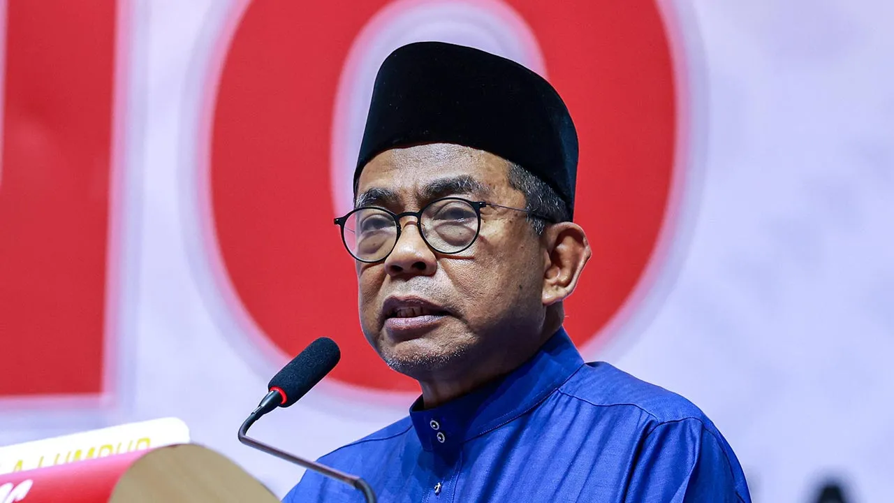 KUALA LUMPUR, 12 Sept - Naib Presiden UMNO Datuk Seri Mohamed Khaled Nordin menyampaikan ucapan penggulungan Perhimpunan Agung UMNO 2026 di Dewan Merdeka, Pusat Dagangan Dunia Kuala Lumpur hari ini. - fotoBERNAMA (2026) HAK CIPTA TERPELIHARA