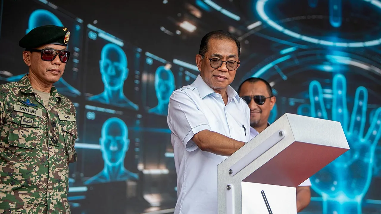 LUMUT, 19 Sept - Menteri Pertahanan Datuk Seri Mohamed Khaled Nordin menyempurnakan Majlis Peluncuran Tim Nukleus Angkatan Siber dan Jelajah Wira MADANI sempena Sambutan Hari Angkatan Tentera Malaysia Ke-93 di Helipad MPA Barat, Pangkalan Tentera Laut Diraja Malaysia (TLDM) Lumut hari ini. - fotoBERNAMA (2026) HAK CIPTA TERPELIHARA