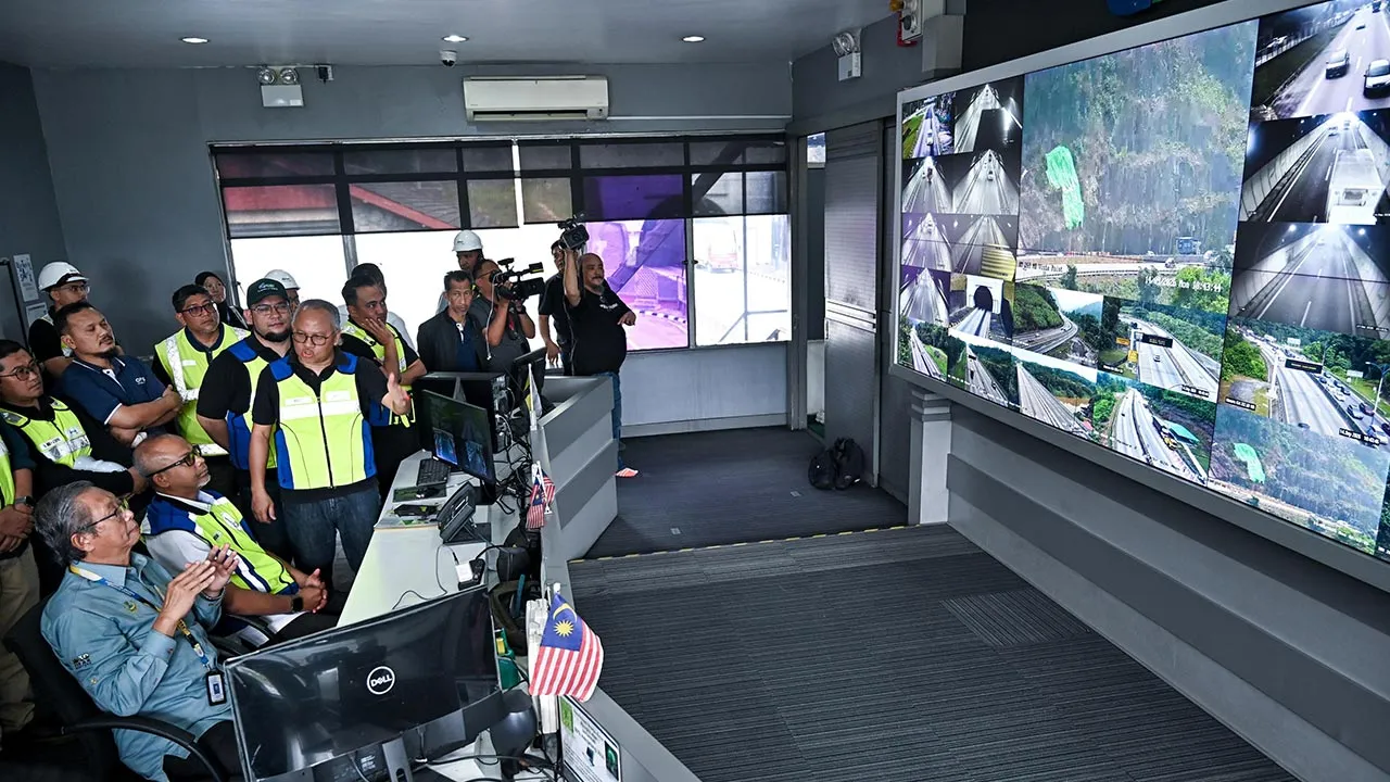 IPOH, 14 Sept - Exco Infrastruktur, Tenaga Air dan Pengangkutan Awam Perak Datuk Seri Mohammad Nizar Jamaluddin (duduk kiri) mendengar taklimat keadaan tanah cerun yang runtuh daripada Pengurus Besar Kanan Operasi PLUS Malaysia Berhad Mohd Yusuf Abdul Aziz (kanan) ketika hadir melawat dan pemantauan di Pusat Kawalan Terowong Meru Menora hari ini. Kerajaan negeri memberi jaminan laluan Lebuhraya Utara-Selatan (PLUS) berhampiran KM263.6 Arah Selatan-Laluan Terowong Meru-Ipoh Utara selamat untuk dilalui penggu