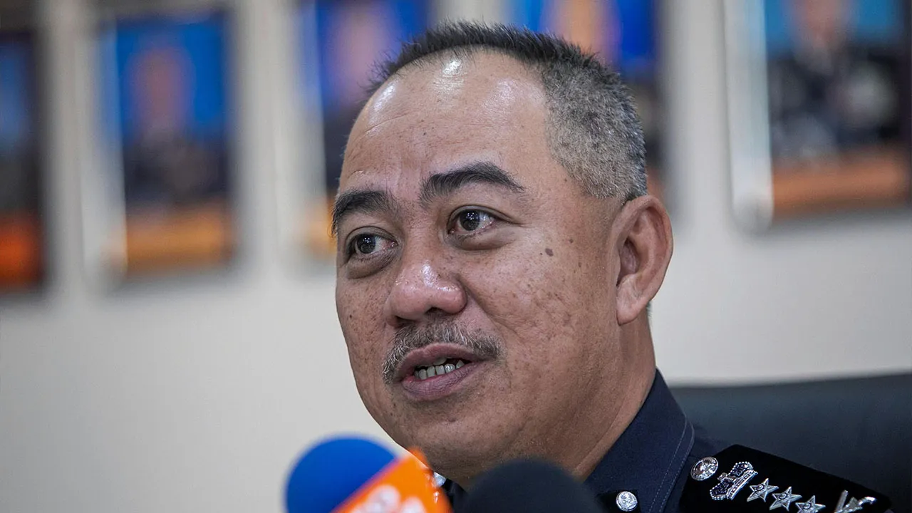 SUNGAI SIPUT, 2 Sept - Ketua Polis Perak Datuk Mohd Alwi Zainal Abidin bercakap pada sidang media di Ibu Pejabat Polis Daerah (IPD) Sungai Siput di sini, hari ini. - fotoBERNAMA