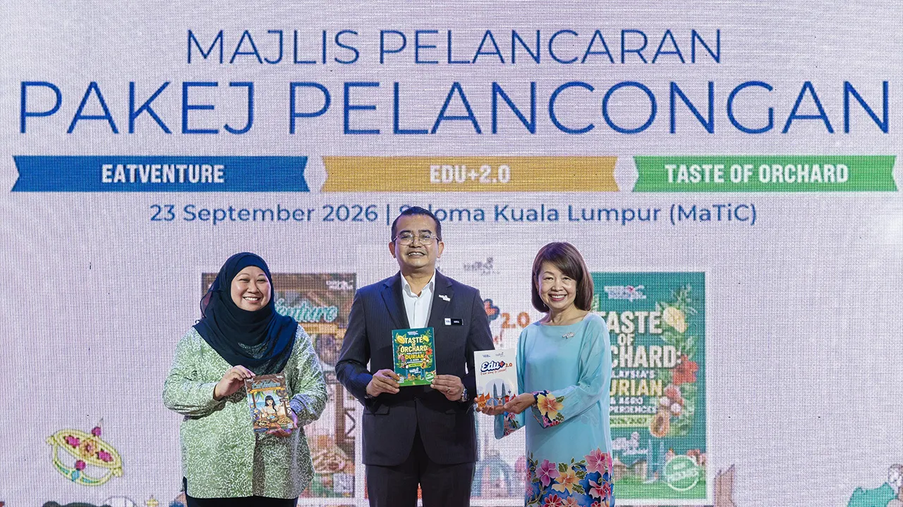 KUALA LUMPUR, 23 Sept - Ketua Pengarah Tourism Malaysia, Mohd Amirul Rizal Abdul Rahim (tengah) menunjukkan bahan promosi pada Pelancaran Pakej Pelancongan: Edu+ 2.0, Eatventure, Taste of Orchard di Saloma Kuala Lumpur, hari ini. Turut hadir, Pengarah Bahagian Pembangunan Pakej Tourism Malaysia Zuraini Abdul Ghani (kiri) dan Presiden Persatuan Kebangsaan Institusi Pendidikan Swasta (NAPEI) Datuk Lau Wai Cheng (kanan). - fotoBERNAMA