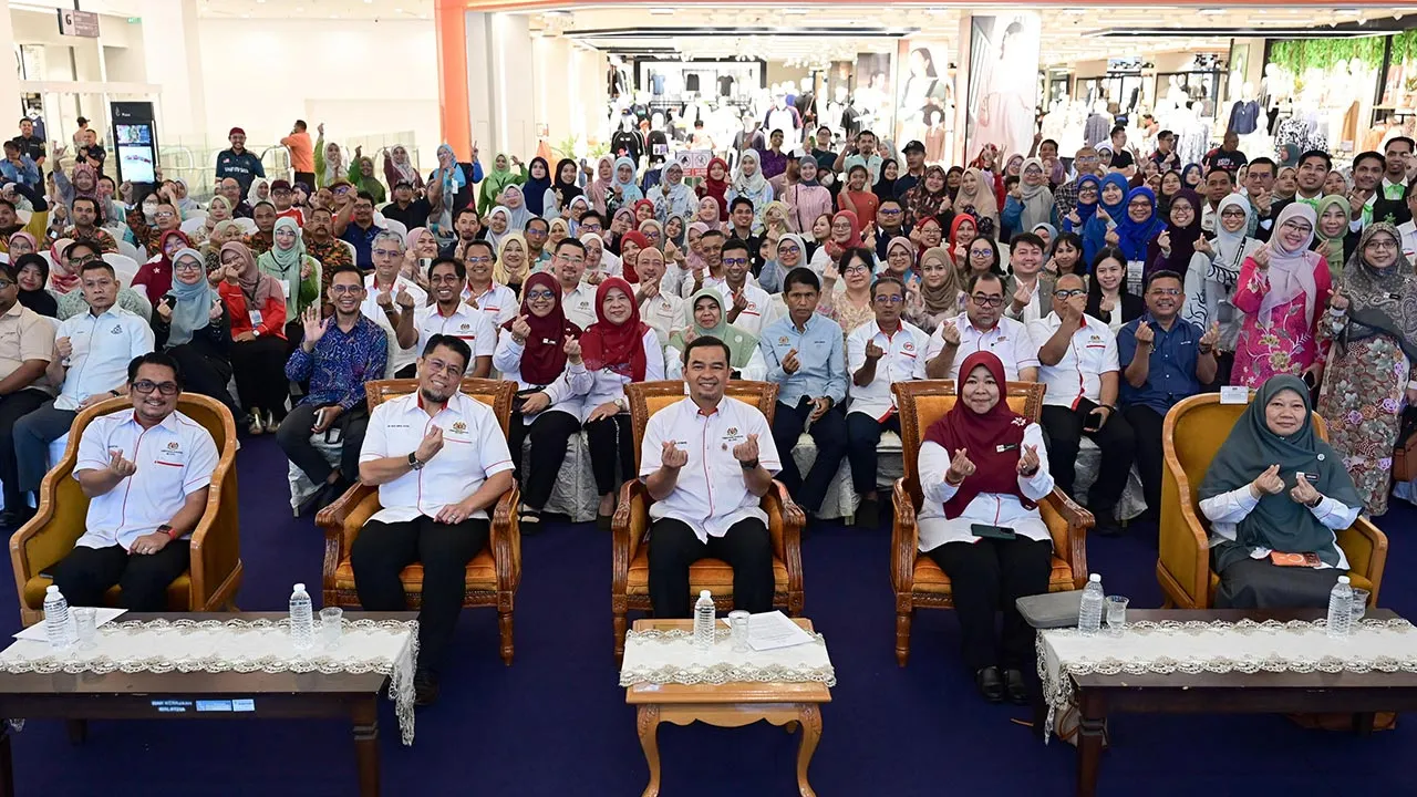 KUALA TERENGGANU, 19 Sept - Timbalan Ketua Pengarah Kesihatan (Perubatan) Kementerian Kesihatan Malaysia Datuk Dr. Mohd Azman Yacob (tengah) bergambar bersama peserta pada Majlis Perasmian Minggu Kesedaran Pendermaan Organ (MKPO) Peringkat Kebangsaan 2026 di sebuah pusat beli-belah Kuala Terengganu hari ini. - fotoBERNAMA (2026) HAK CIPTA TERPELIHARA