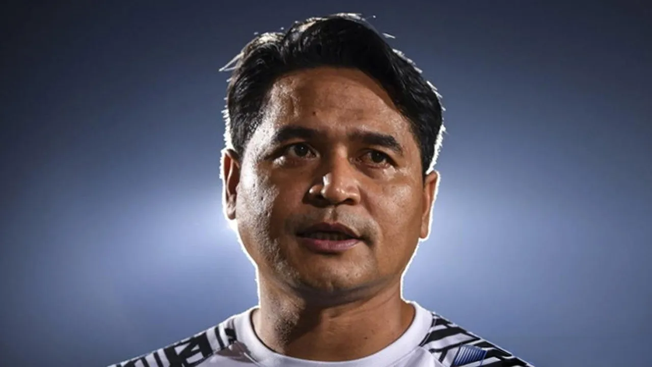 KUALA NERUS, 15 April - Ketua Jurulatih Terengganu FC (TFC) Mohd Nafuzi Mohd Zain bercakap kepada media semasa sesi latihan pasukan Terengganu FC di Stadium Sultan Mizan Zainal Abidin, Gong Badak, hari ini. - fotoBERNAMA (2022) HAK CIPTA TERPELIHARA  Photographed By: MOHD SYAFIQ AMBAK (STR)