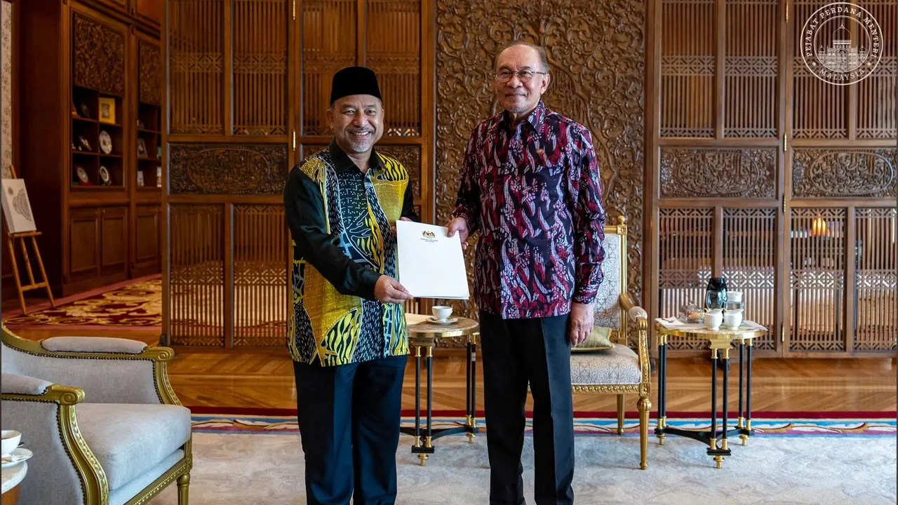 Menerima kunjungan hormat Menteri Besar Kelantan Dato’ Panglima Perang Mohd Nassuruddin Daud. Kami membincangkan usaha memperkukuh kerjasama dan kebersamaan Kerajaan Persekutuan dan Kerajaan Negeri, termasuk sokongan dalam pelbagai sektor antaranya infrastruktur, ekonomi, pertanian, pendidikan, kesihatan dan kemudahan sosial bagi memastikan pembangunan negeri terus berjalan lancar._FB Anwar Ibrahim