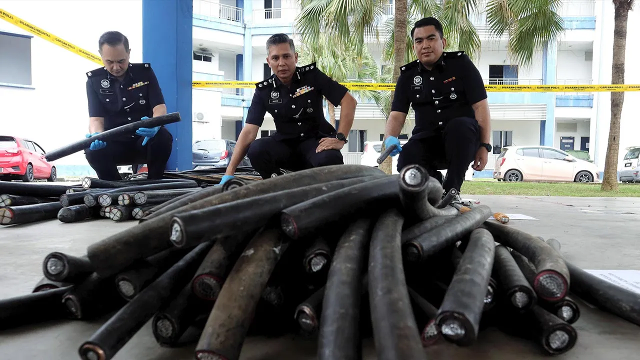 TEMERLOH, 21 Sept - Ketua Polis Daerah Temerloh ACP Mohd Nasyim Bahron (tengah) menunjukkan barang kes kecurian kabel syarikat utiliti dan telekomunikasi pada sidang media di Ibu Pejabat Polis Daerah Temerloh hari ini. Terdahulu, pihak polis menahan tujuh individu termasuk seorang wanita yang disyaki mendalangi kegiatan berkenaan menerusi siri serbuan dari 15 hingga 19 September lepas. - fotoBERNAMA (2026) HAK CIPTA TERPELIHARA